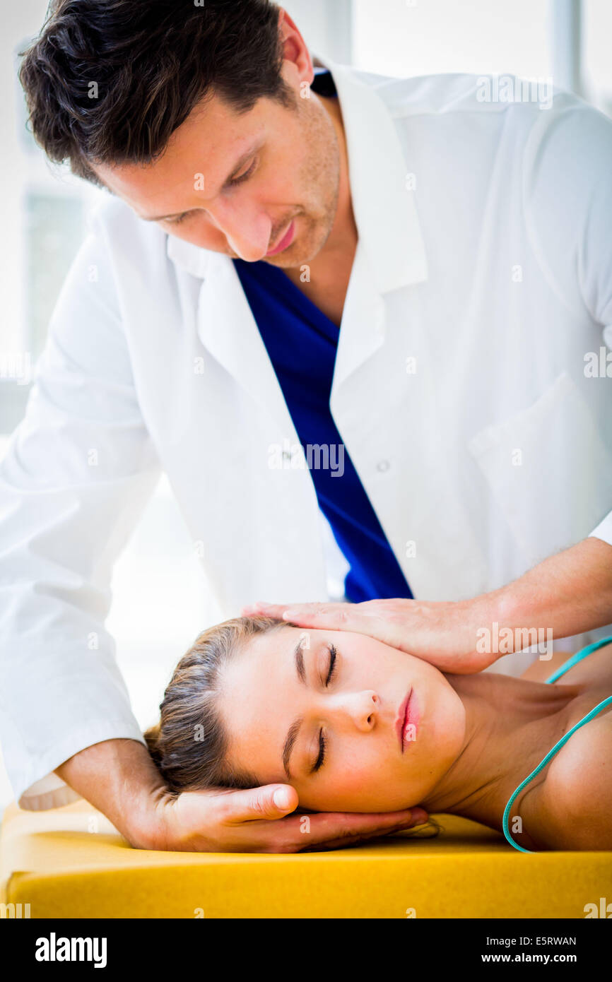 Frauenkopf, durch ein Osteopath manipuliert zu werden. Stockfoto
