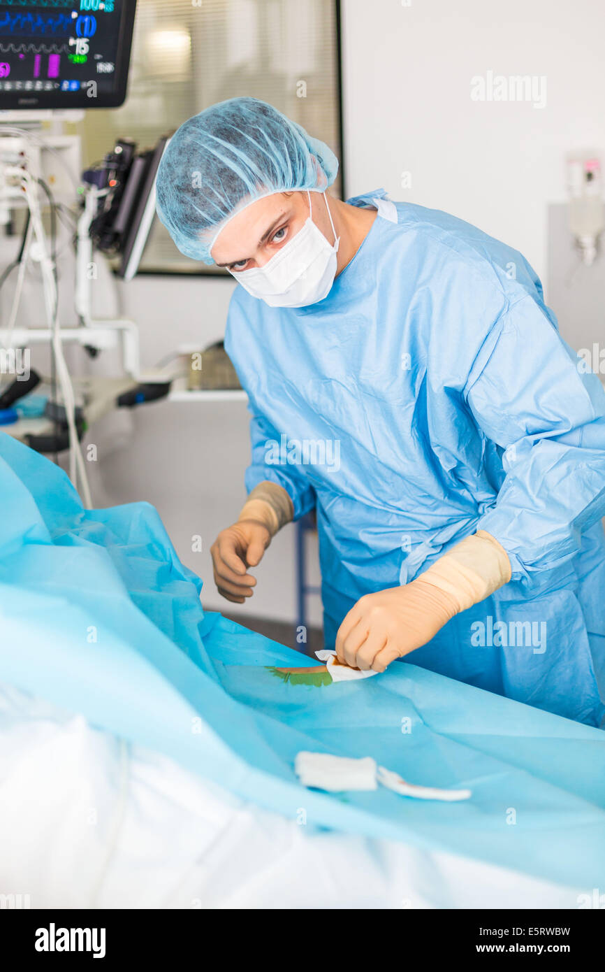 Setzen einen Katheter in der radialen Arterie, Intensivpflege Abteilung, Krankenhaus Lagny Marne-la-Vallée, Frankreich, Stockfoto
