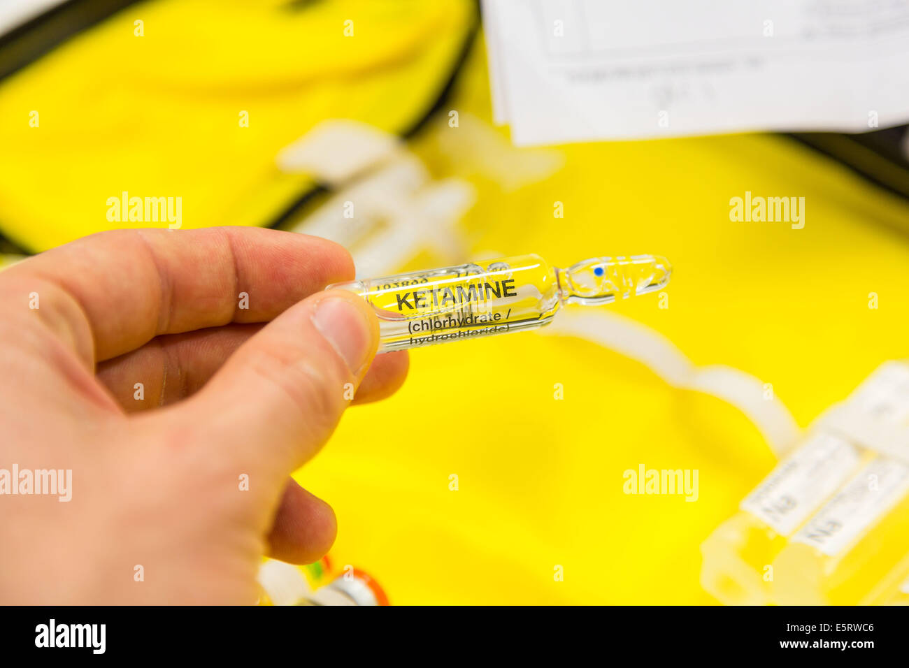 Glasampulle von Ketamin®, Intensivpflege-Abteilung, Krankenhaus Lagny Marne-la-Vallée, Frankreich Stockfoto