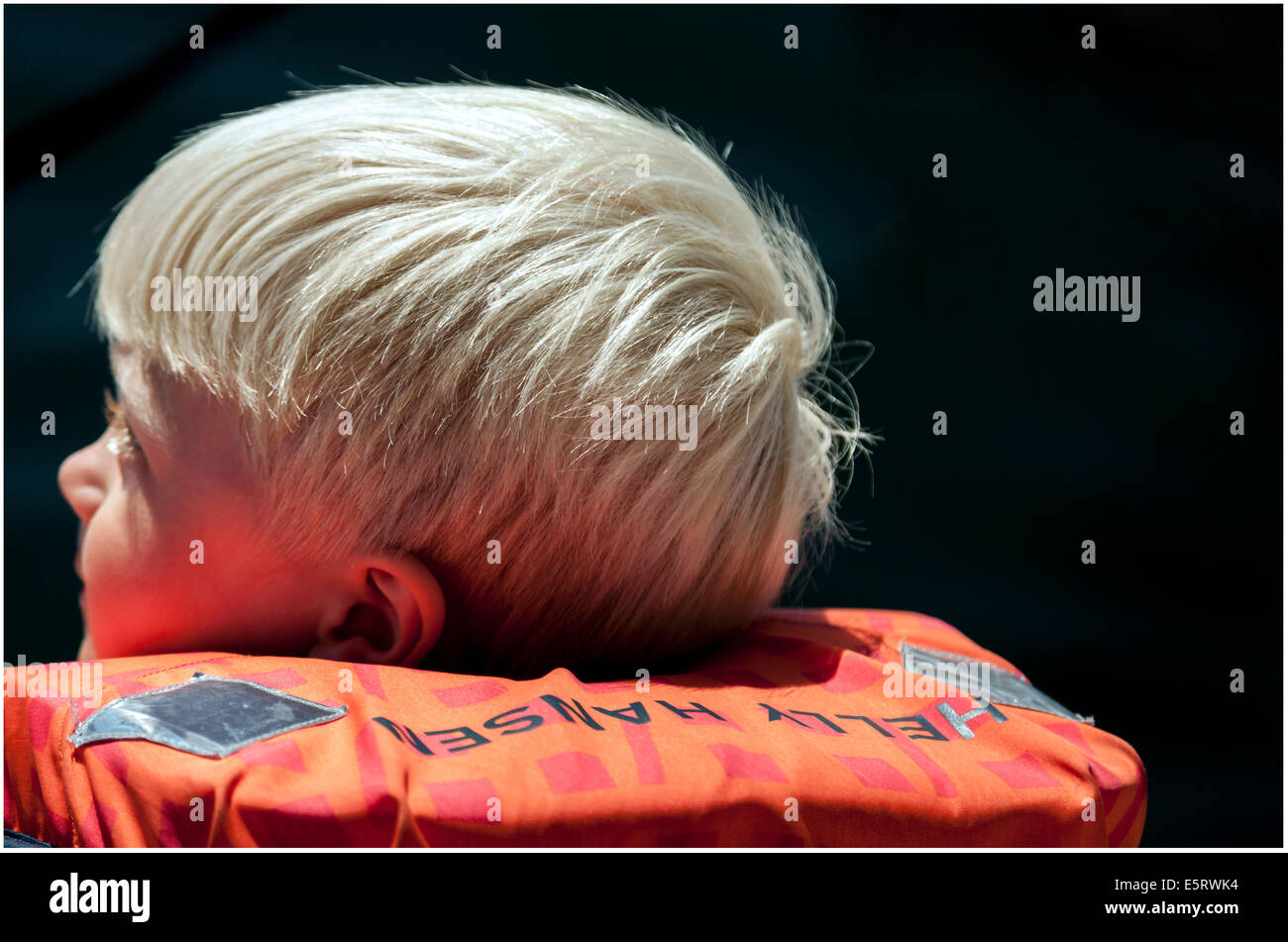 Kleines Kind ausgestattet mit Schwimmweste Helly Hansen auf der Insel Åstol, Iän BohuslänVästra Götaland, Schweden, Skandinavien. Stockfoto