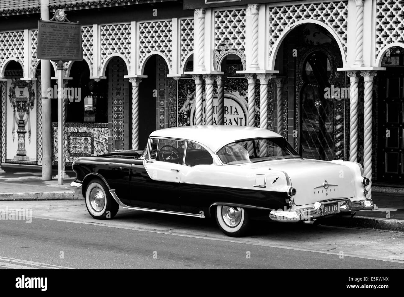 1950er Jahre Pontiac in der Innenstadt von Ybor City Tampa FL Stockfoto