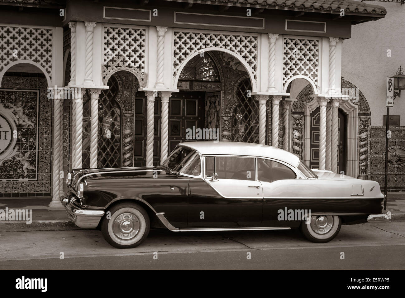 1950er Jahre Pontiac in der Innenstadt von Ybor City Tampa FL Stockfoto