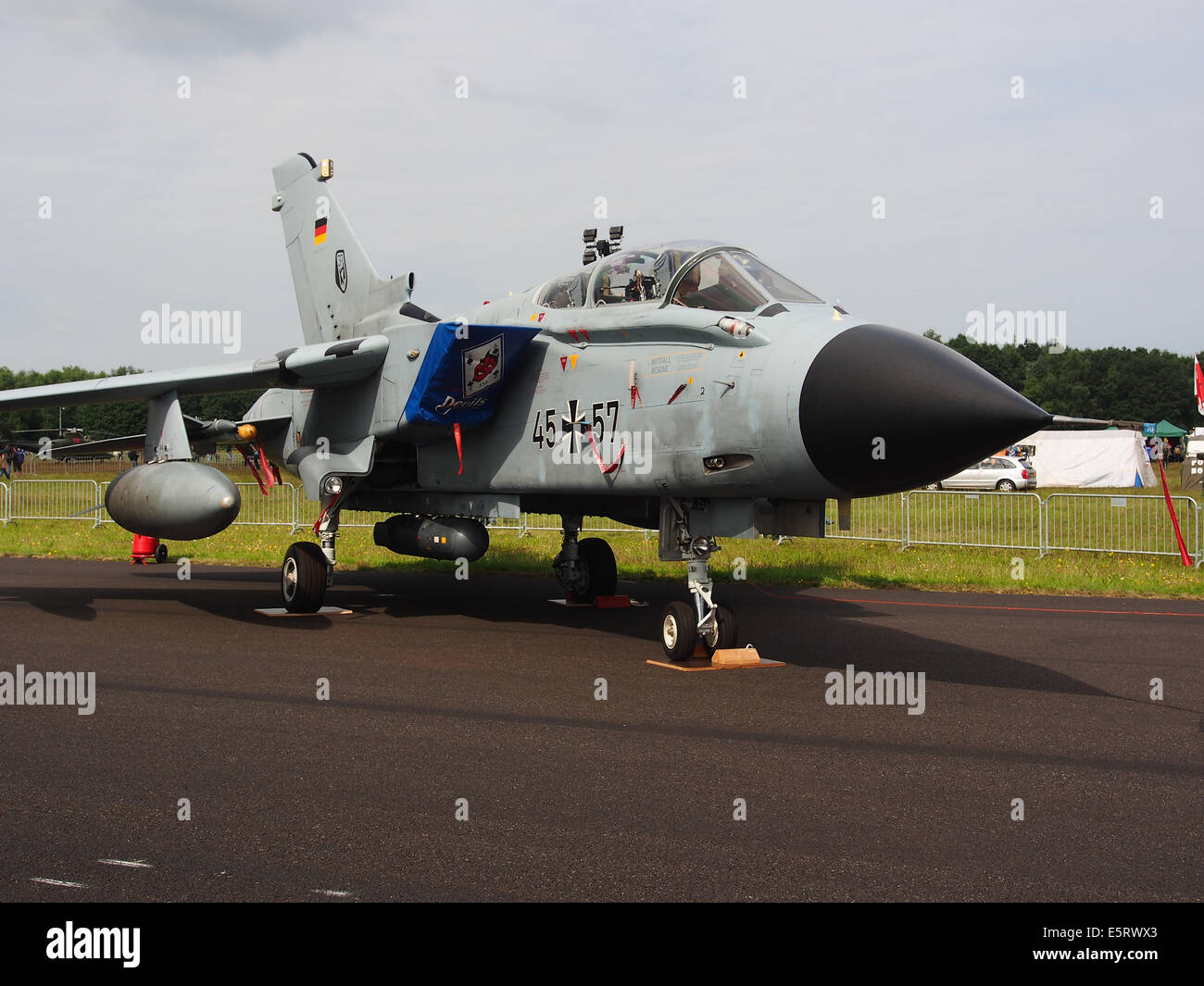 Die Panavia Tornado IDS, ein von der deutschen Luftwaffe eingesetztes Mehrzweckflugzeug, ist sowohl für Luft-Boden- als auch für Luft-Luft-Kampfflugzeuge konzipiert. Durch sein vielseitiges Design ist er ein wichtiger Bestandteil der deutschen Militärflotte. Stockfoto