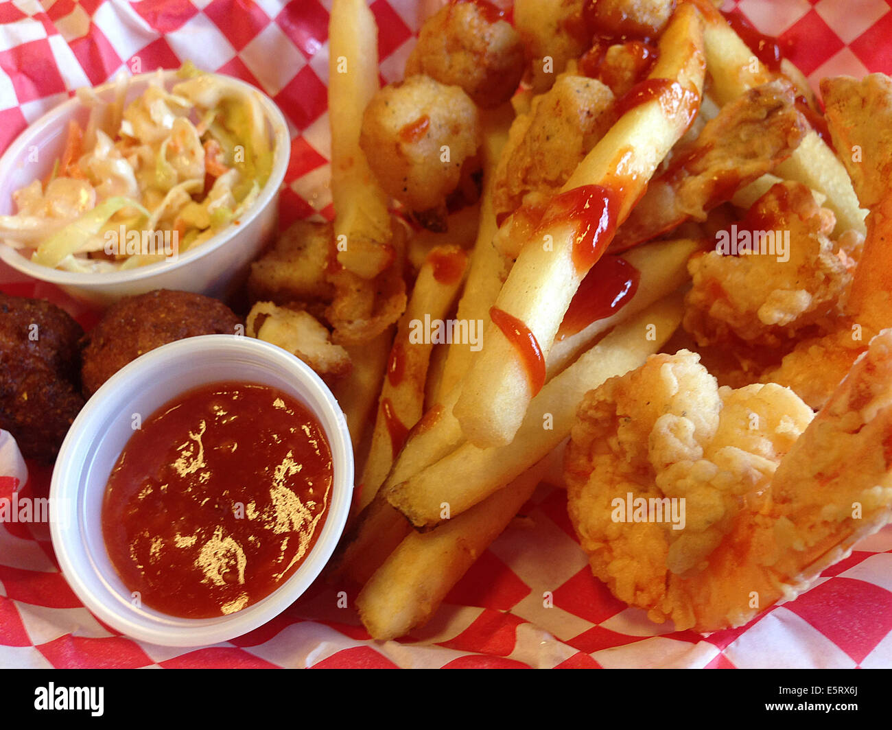 Panierte Garnelen Pommes Ketchup Colslaw Abendessen Stockfoto