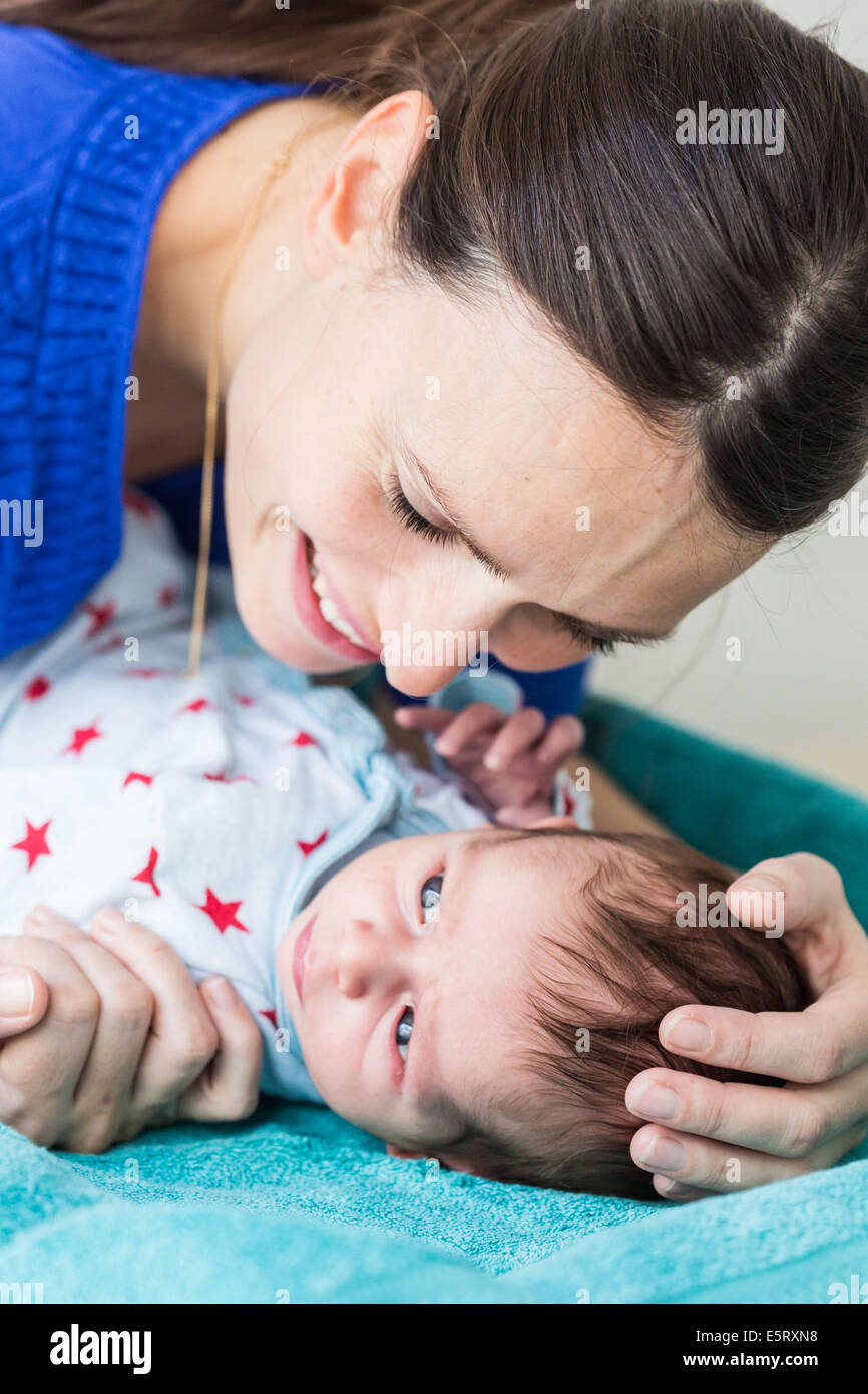 Mutter mit ihren drei Wochen alten Babyjungen. Stockfoto