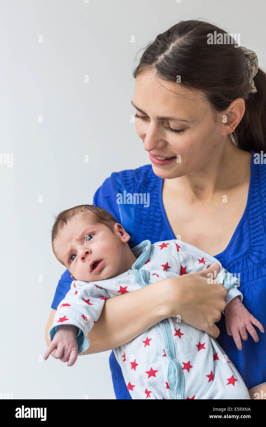 Mutter mit ihren drei Wochen alten Babyjungen. Stockfoto