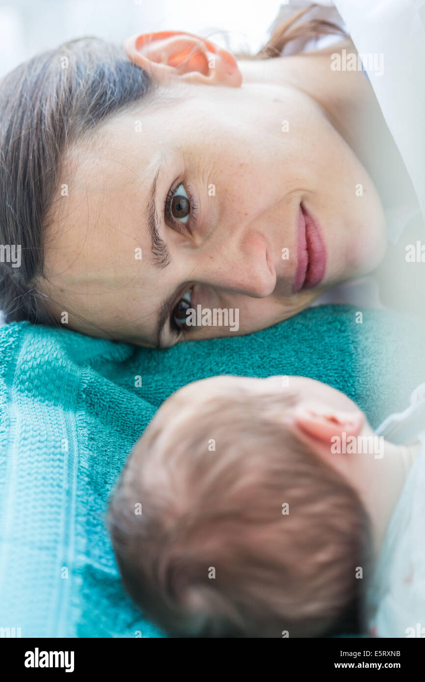 Mutter mit ihren drei Wochen alten Babyjungen. Stockfoto