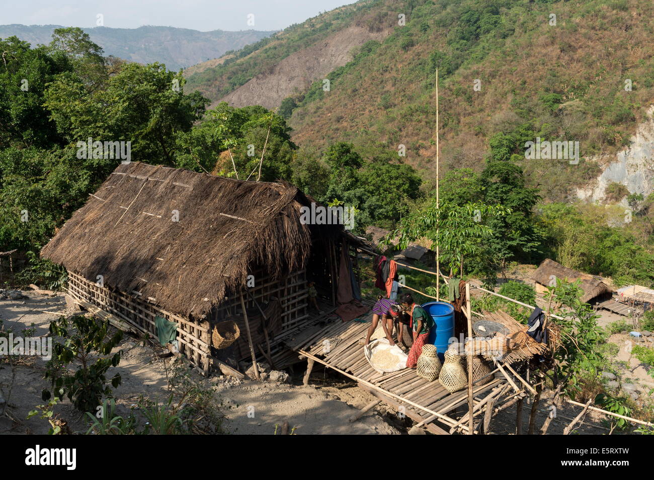 Krai (Birmanisch: Kyar Hto) Dorf, Hügel in der Nähe von Mindat, Chin State in Myanmar. Kinn, Holunder und Frau auslegen Maiskörner zu sehr Stockfoto