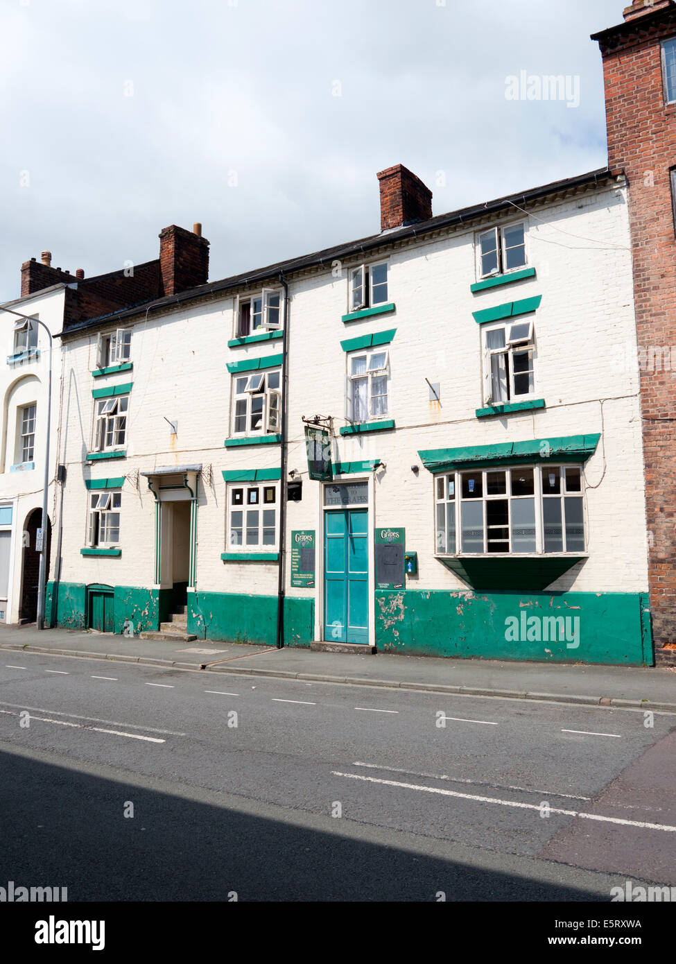 Die Trauben-Kneipe in Newtown, Powys, Wales UK. Stockfoto