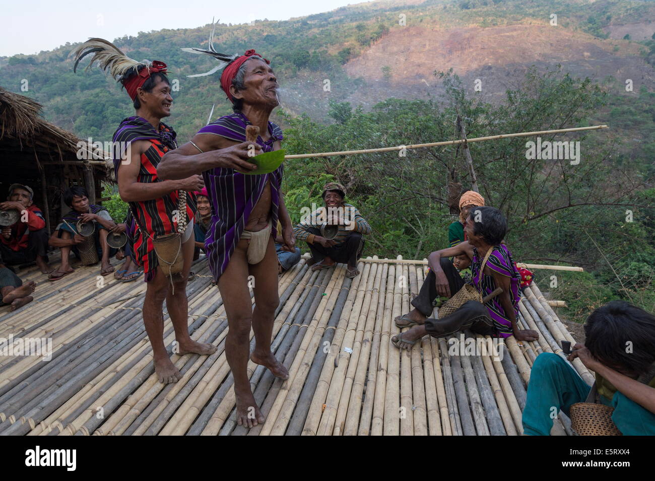 Krai (Birmanisch: Kyar Hto) Kinn Dorf, Hügel in der Nähe von Mindat, Chin State in Myanmar. Chin-Tanz (Defending the Village Tanz) Stockfoto