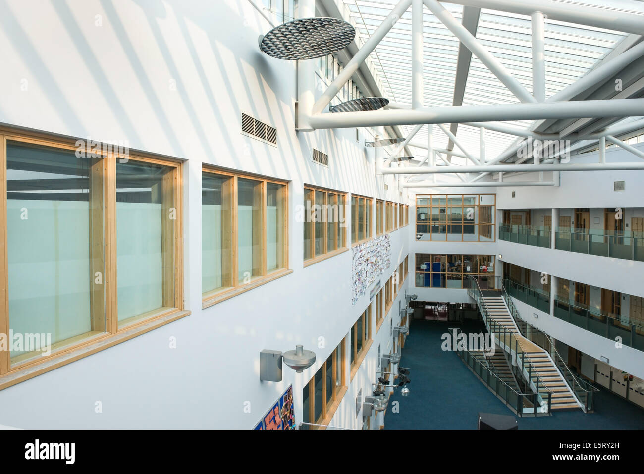 Große Schule Atrium Raum Stockfotografie - Alamy