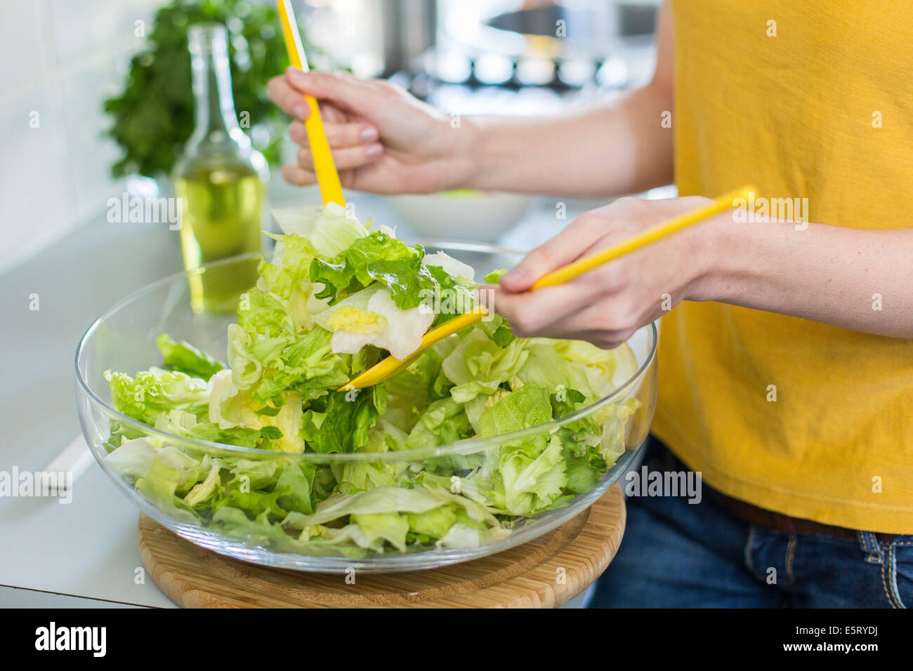 Frau einen Salat vorbereiten. Stockfoto