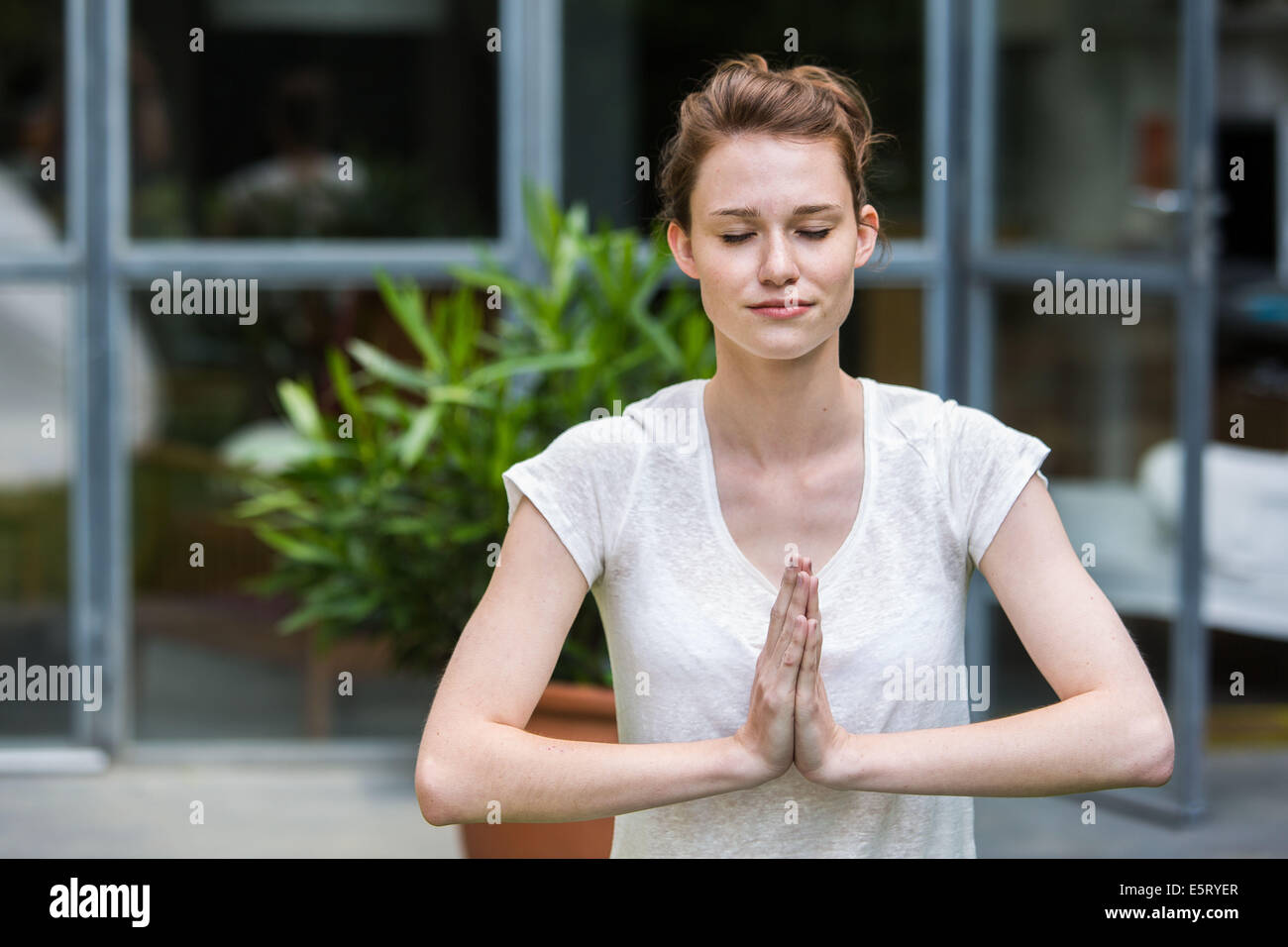 Frau eine Yoga-Übung durchführen. Stockfoto