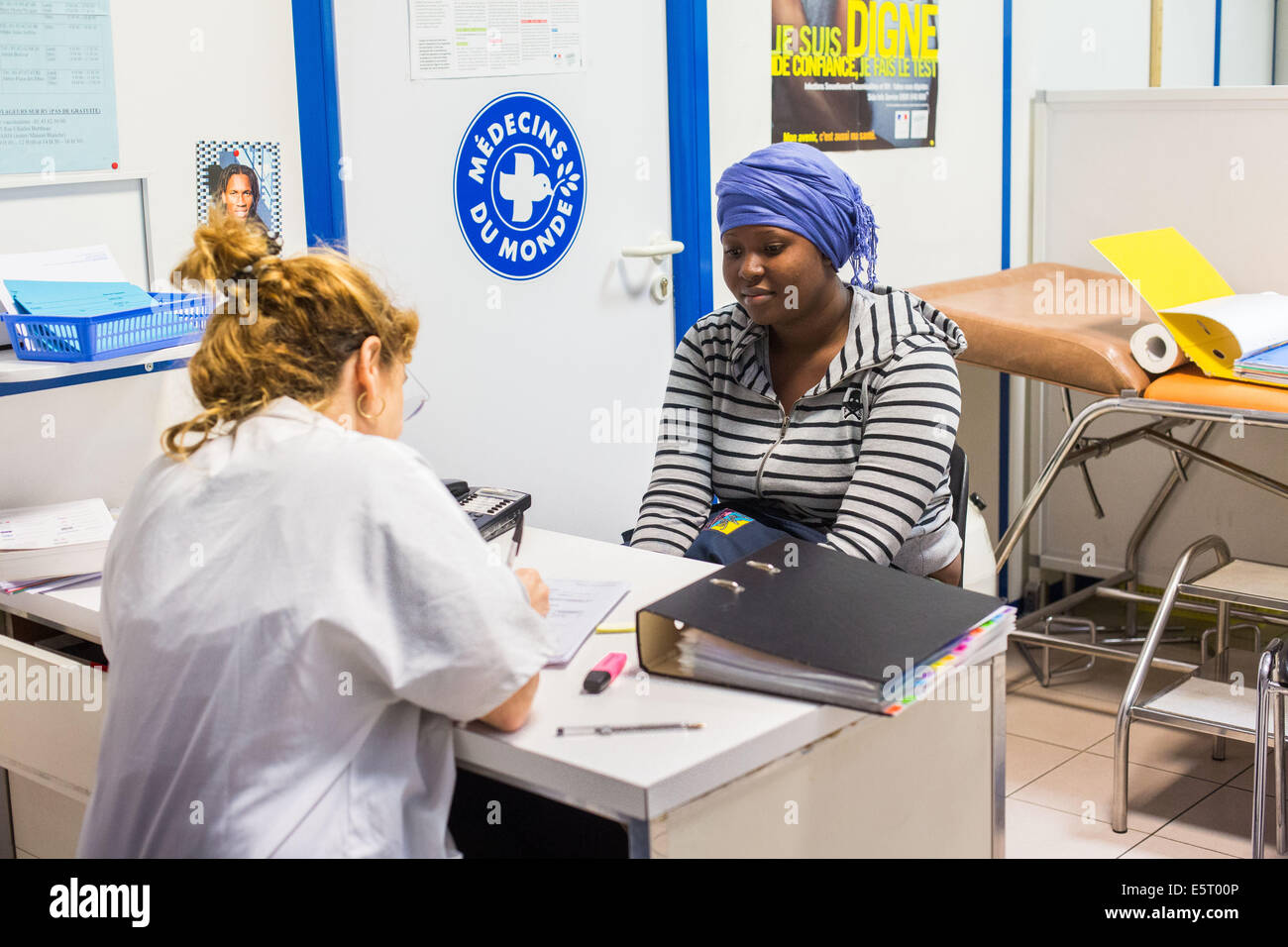 Freiwillige Krankenschwester am Centre d ' accueil de Soins et d'Orientation (CASO) de Médecins du Monde in Paris, Frankreich. Stockfoto