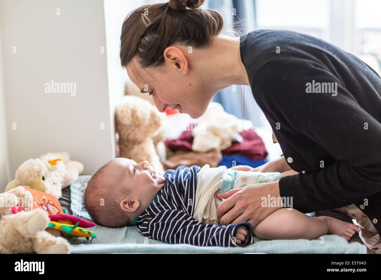 Mutter mit ihren 4 Monate alten Baby. Stockfoto