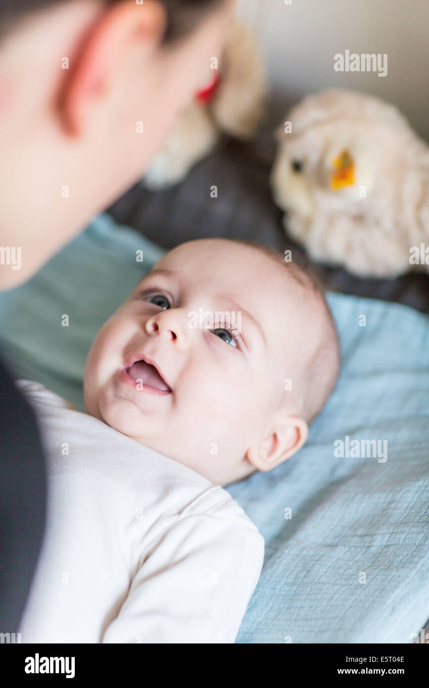 Mutter mit ihren 4 Monate alten Baby. Stockfoto