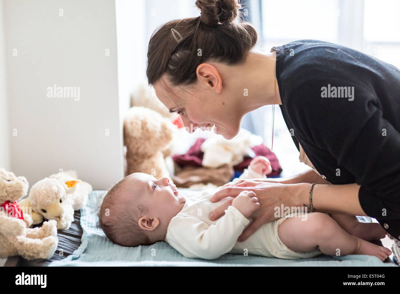 Mutter mit ihren 4 Monate alten Baby. Stockfoto