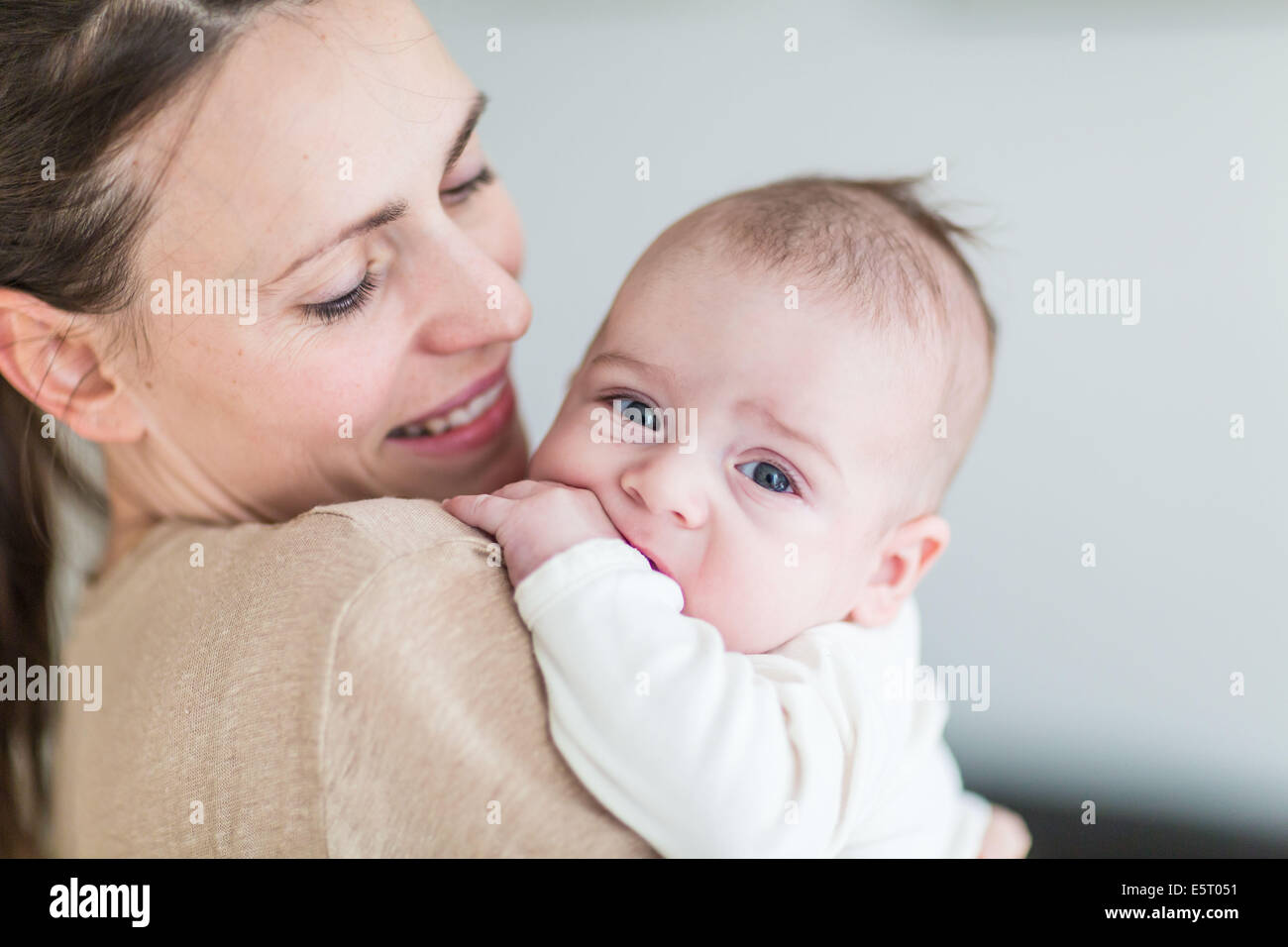 Mutter hält ihr 4 Monate altes Baby junge. Stockfoto