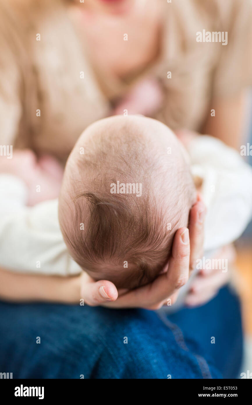 Mutter hält ihr 4 Monate altes Baby junge. Stockfoto