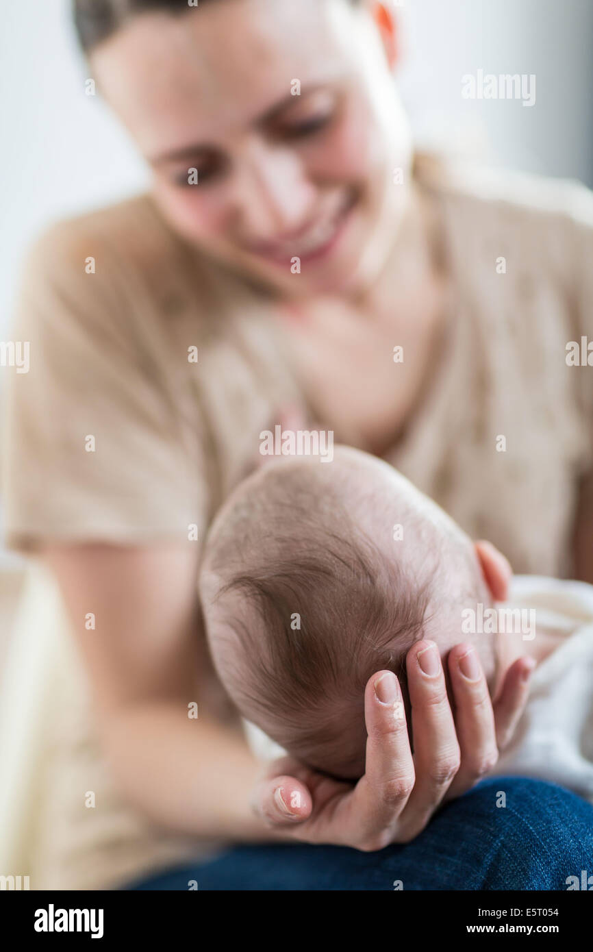 Mutter hält ihr 4 Monate altes Baby junge. Stockfoto