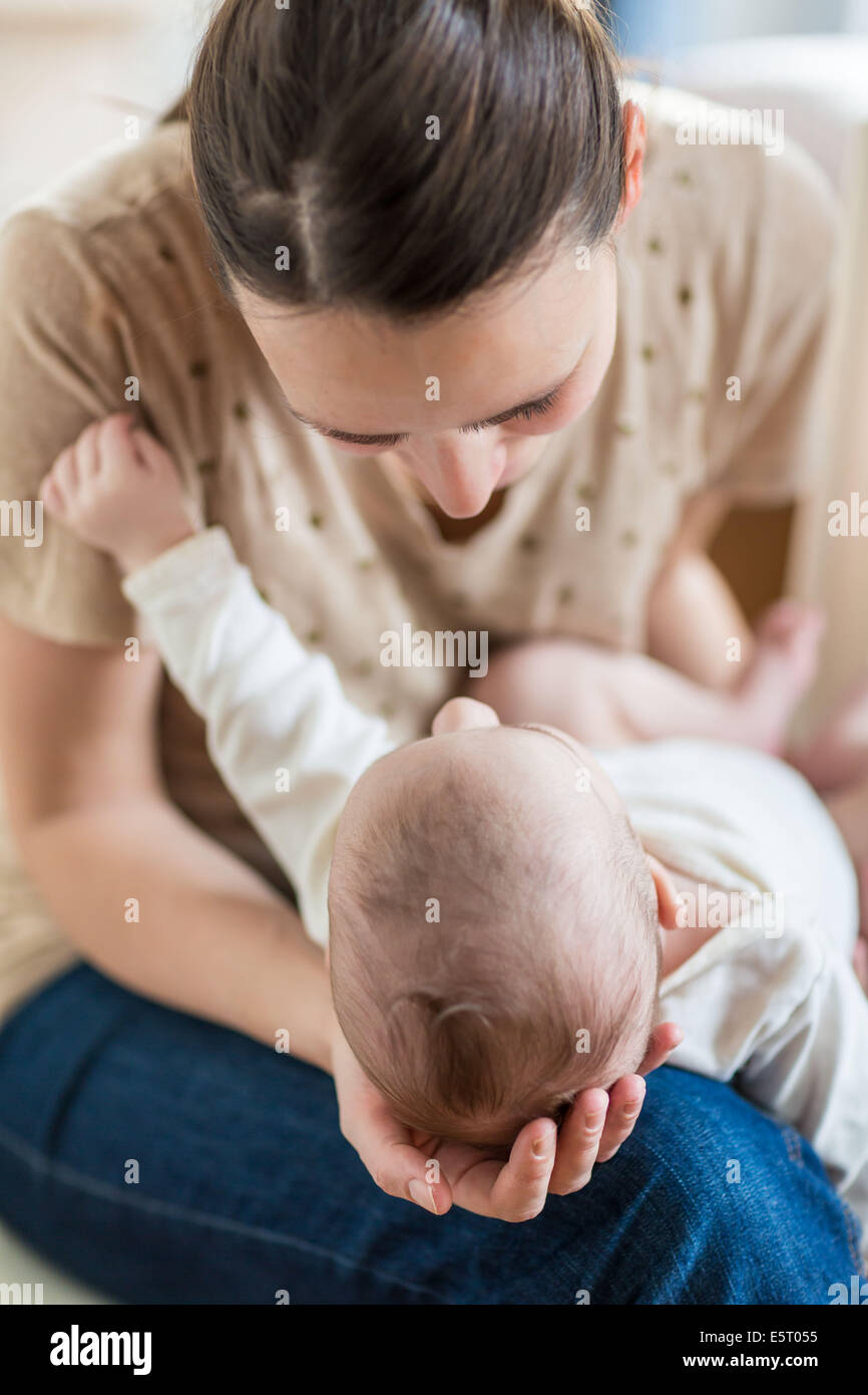 Mutter hält ihr 4 Monate altes Baby junge. Stockfoto