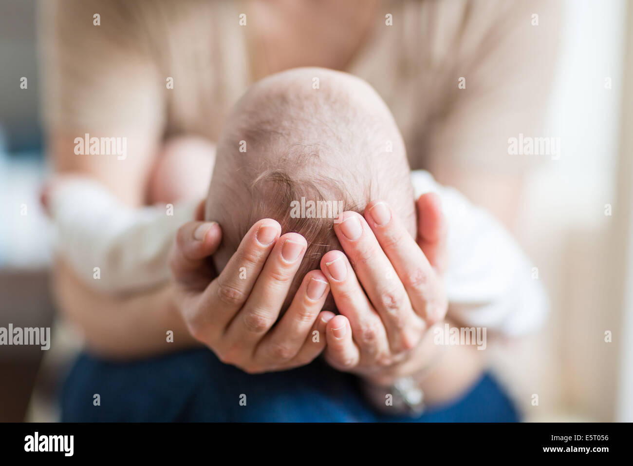 Mutter hält ihr 4 Monate altes Baby junge. Stockfoto