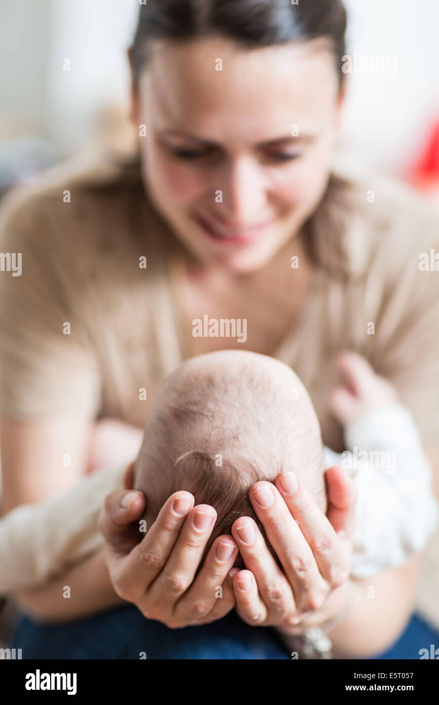 Mutter hält ihr 4 Monate altes Baby junge. Stockfoto