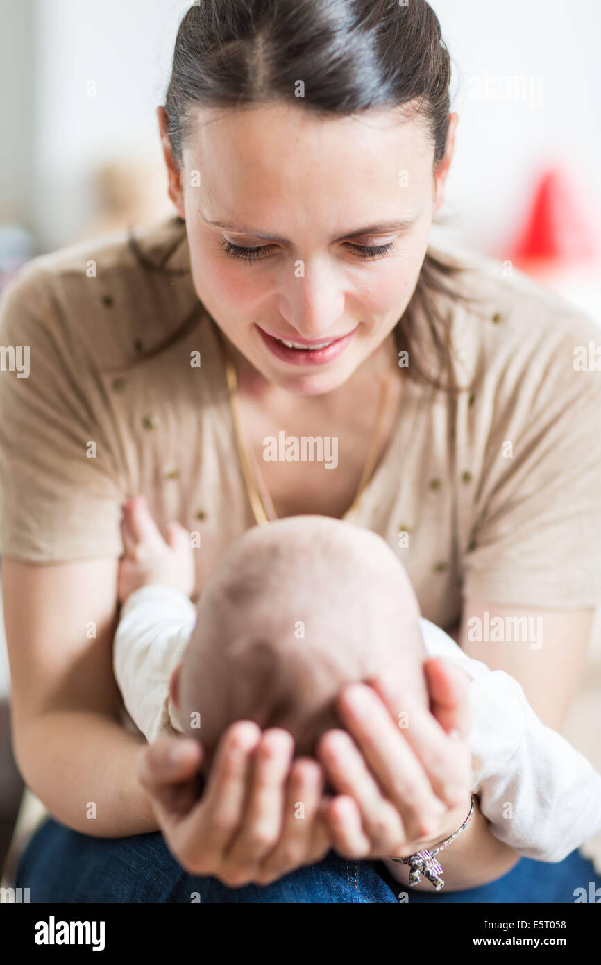 Mutter hält ihr 4 Monate altes Baby junge. Stockfoto