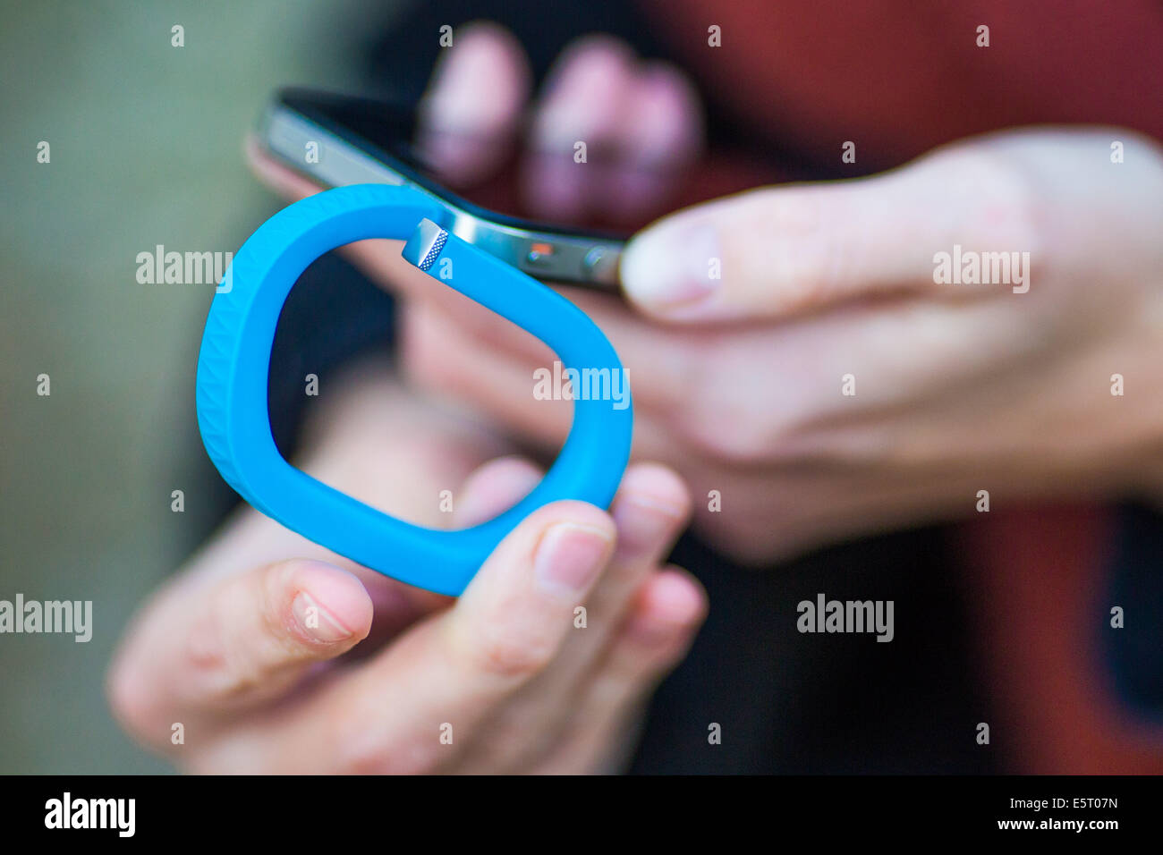 UP® von Jawbone elektronische Armband, Sensor-Tracker an ein Smartphone angeschlossen. Stockfoto