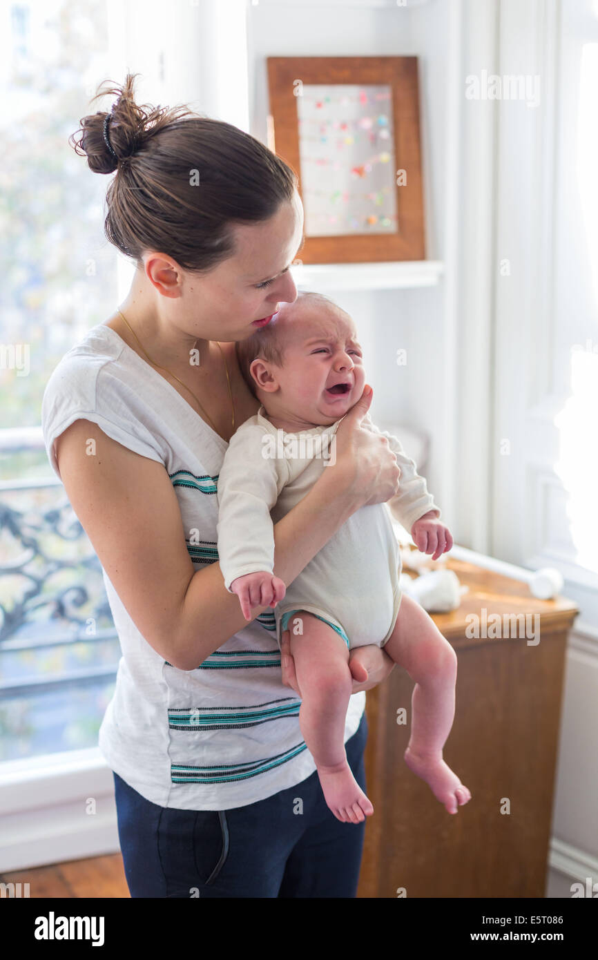 Mutter hält ihr 3 Monate altes Baby junge. Stockfoto