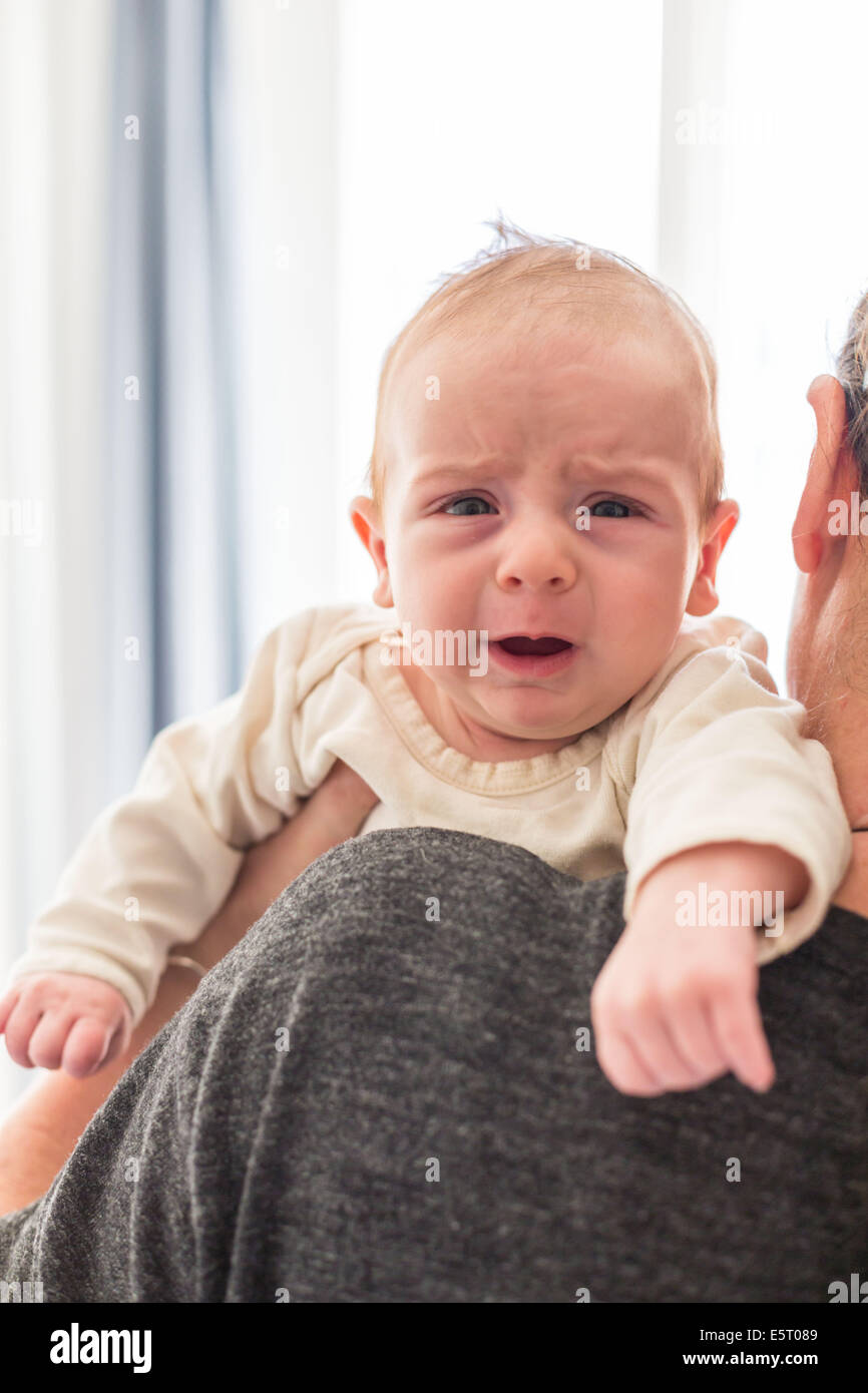 Mutter hält ihr 3 Monate altes Baby junge. Stockfoto