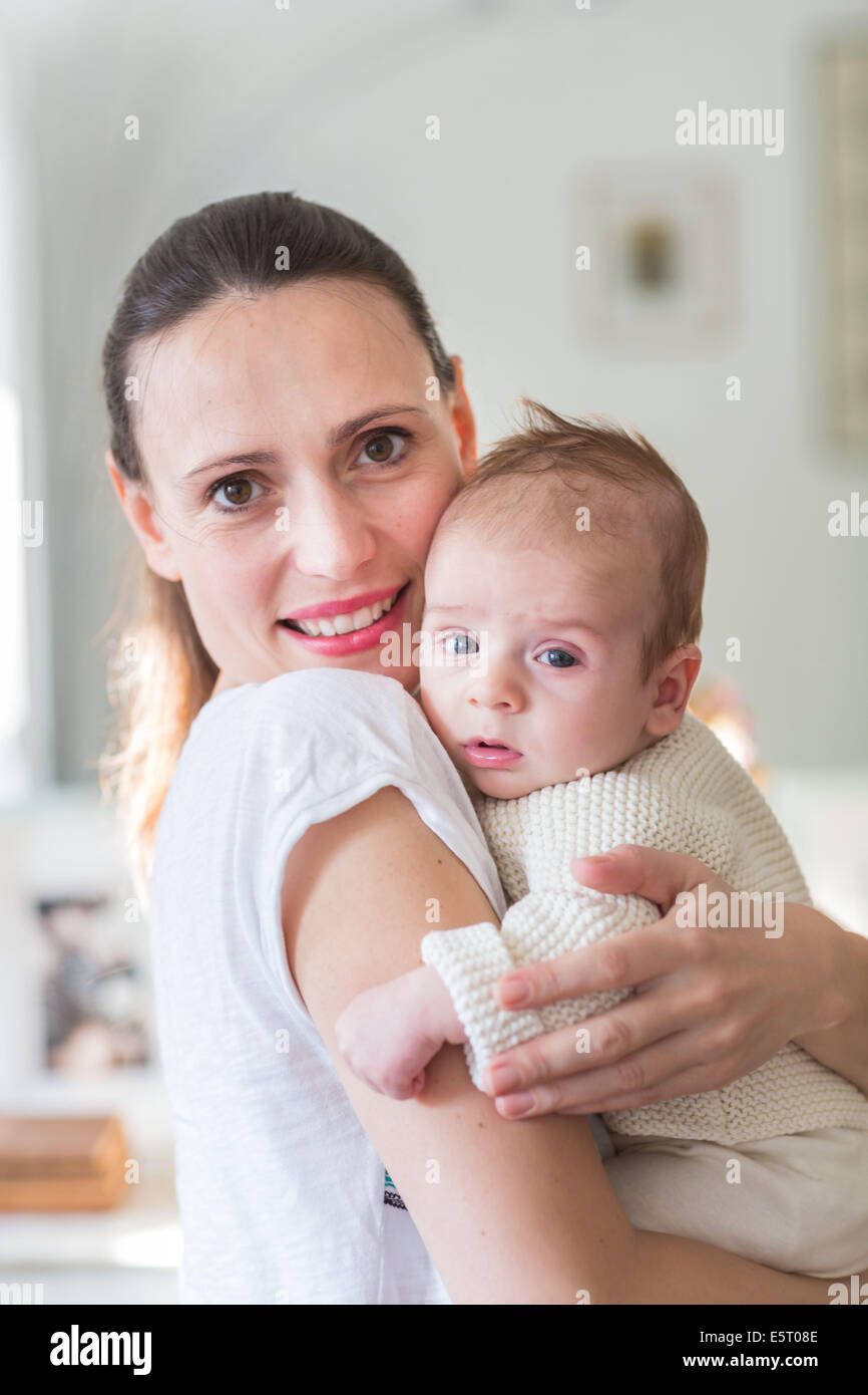 Mutter hält ihr 3 Monate altes Baby junge. Stockfoto