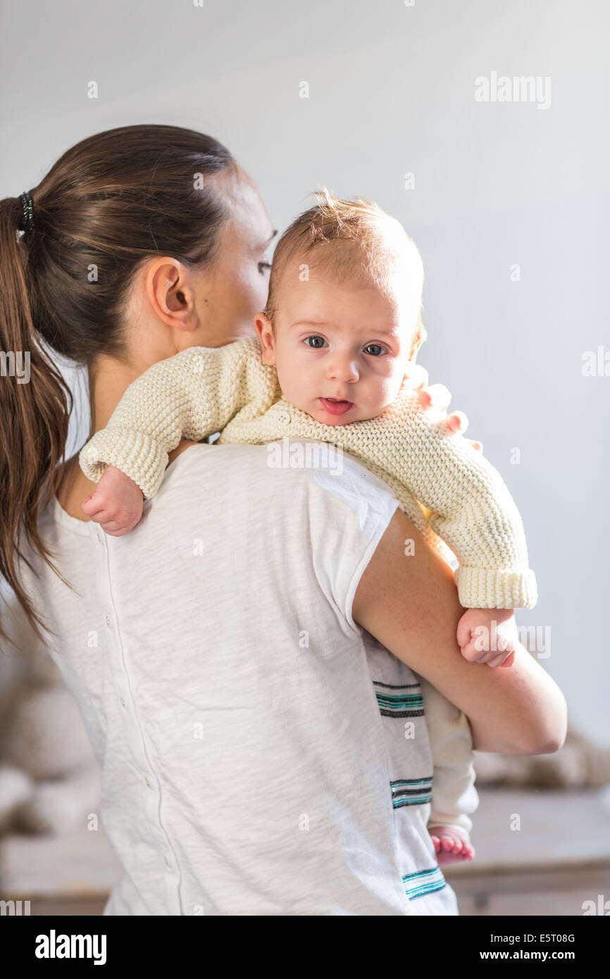 Mutter hält ihr 3 Monate altes Baby junge. Stockfoto