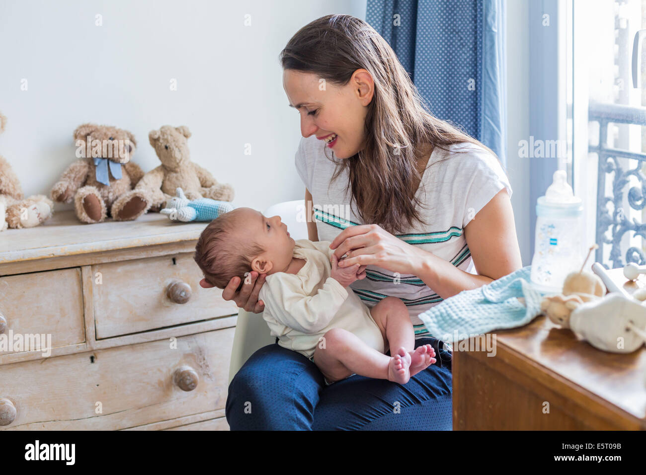 Mutter hält ihr 3 Monate altes Baby junge. Stockfoto