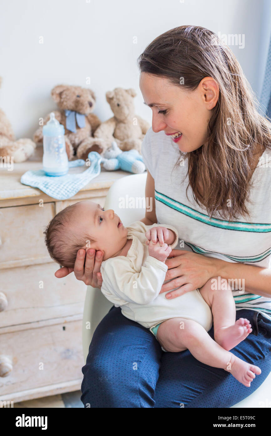 Mutter hält ihr 3 Monate altes Baby junge. Stockfoto