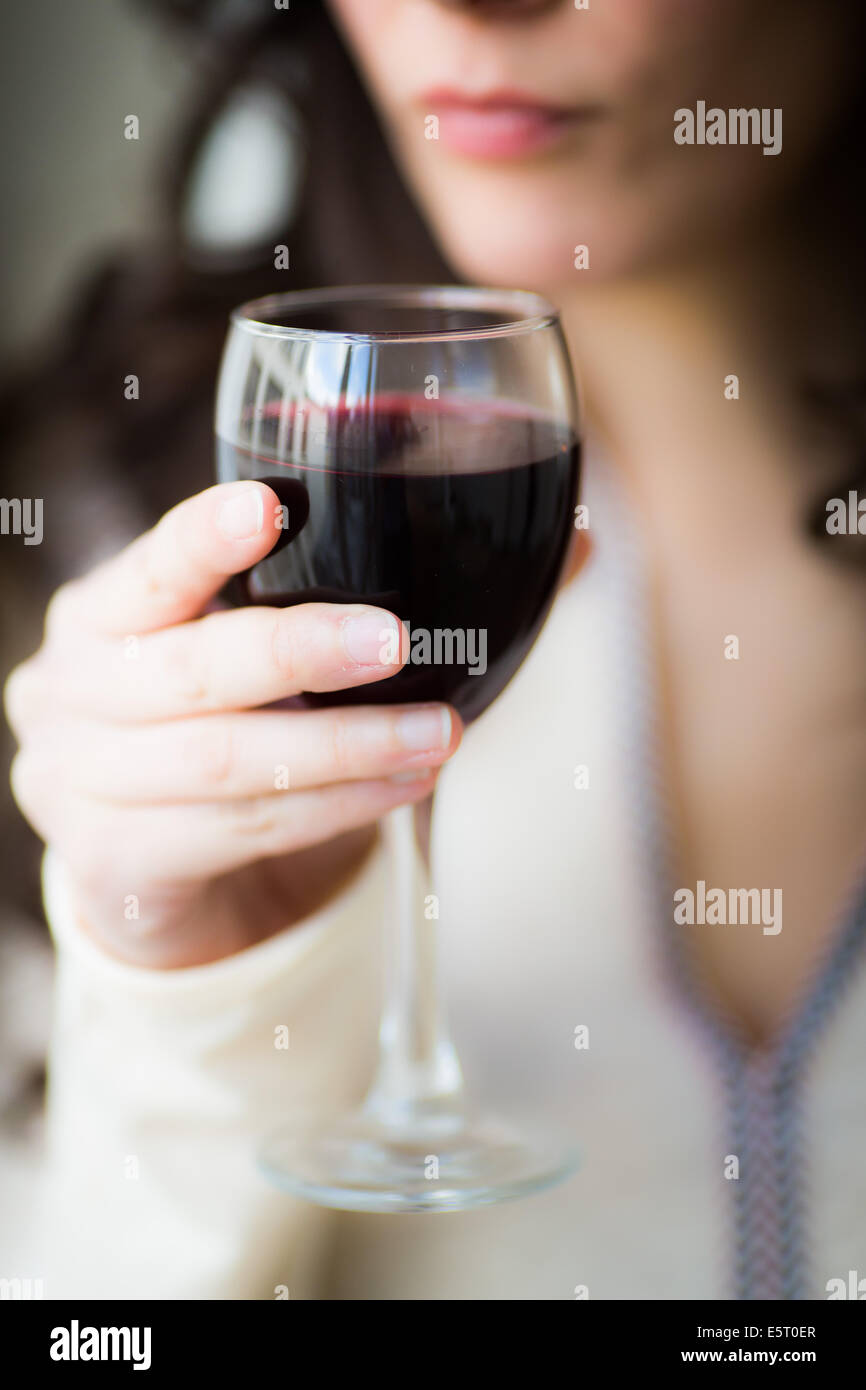 Frau trinkt ein Glas Rotwein. Stockfoto