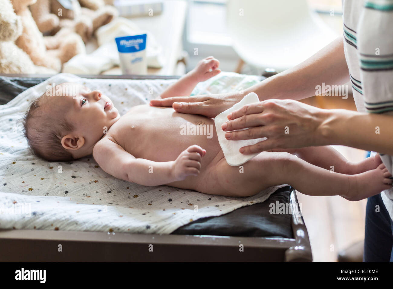 Verwendung von Baumwolle zum Waschen ein 3 Monate altes Baby Boy. Stockfoto