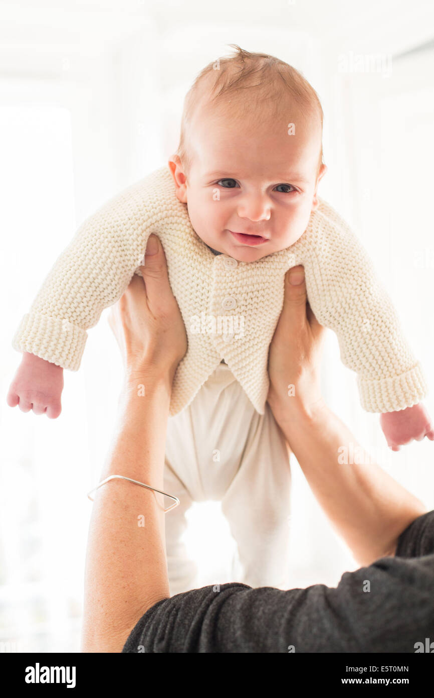 Mutter hält ihr 3 Monate altes Baby junge. Stockfoto