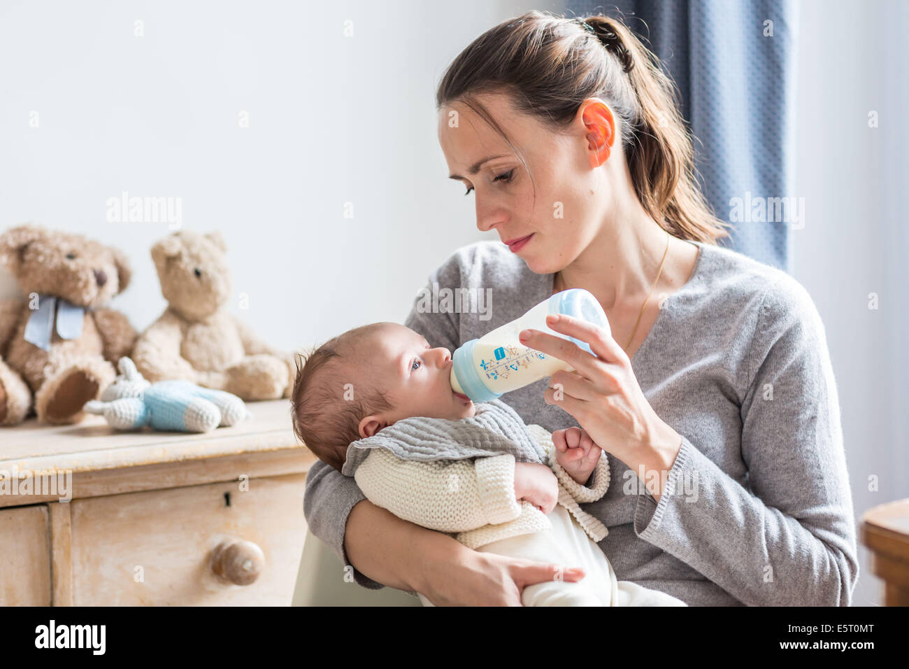 3 Monate baby junge Milch aus der Flasche zu trinken. Stockfoto