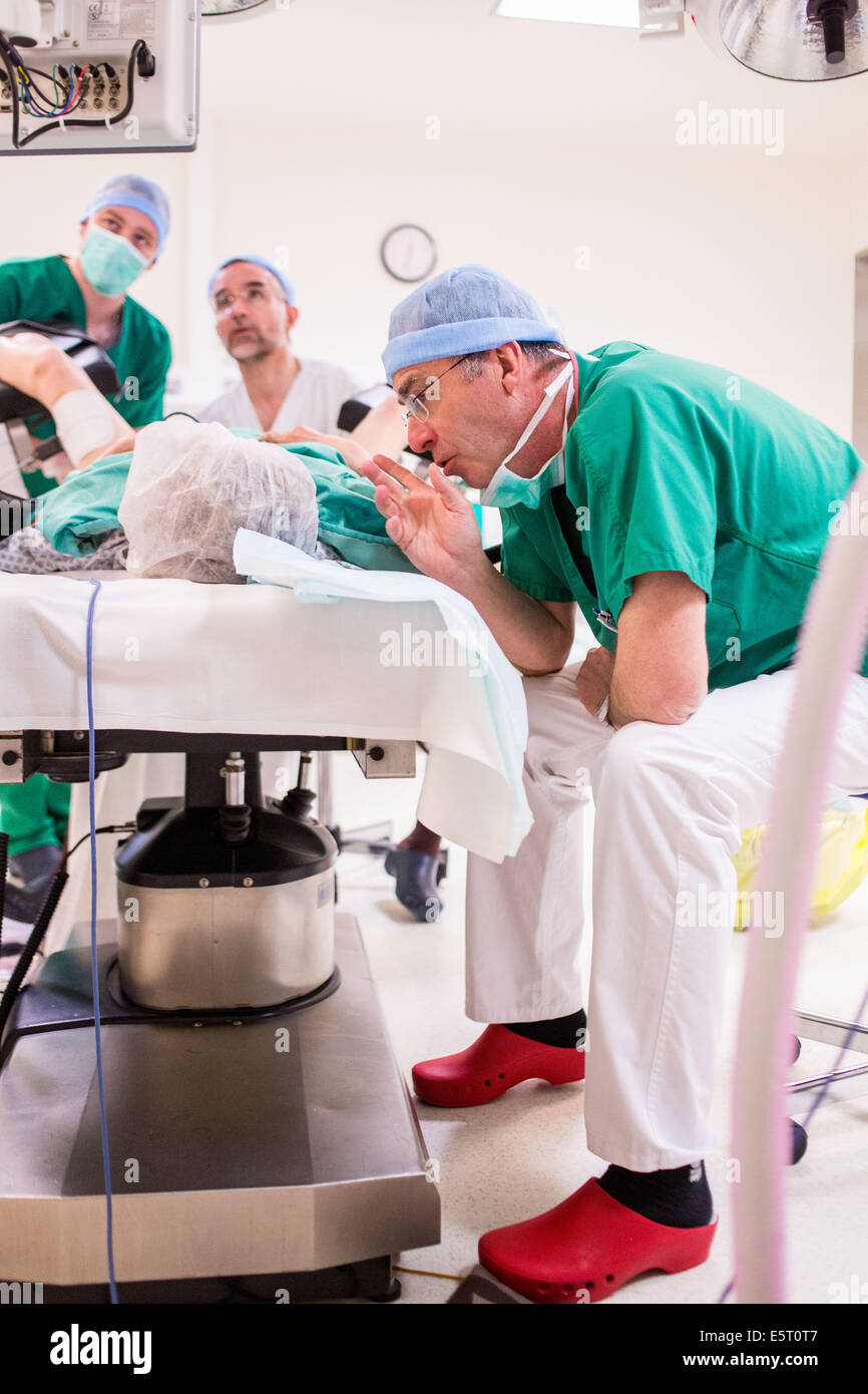 Ein Patient erfährt eine Darmspiegelung unter Hypnose, Argentan Krankenhaus, Frankreich. Stockfoto