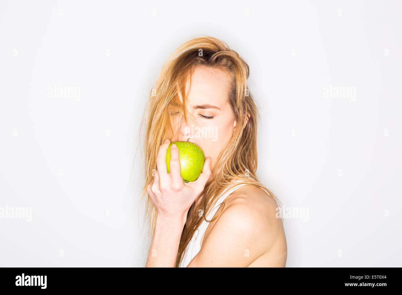 Frau einen Apfel essen. Stockfoto