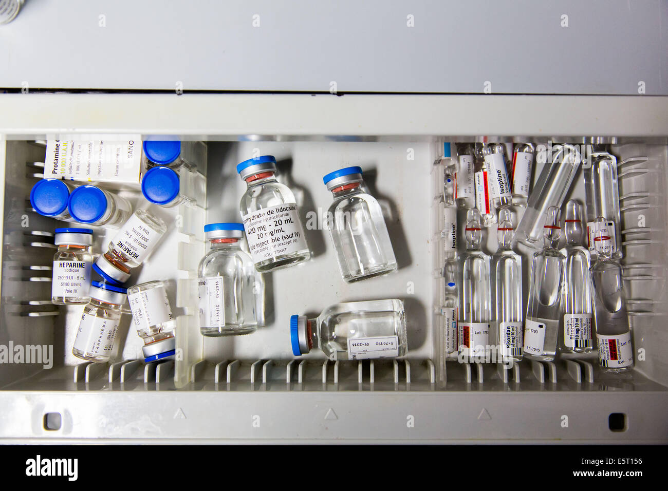 Fläschchen mit Heparin, Antikoagulans, Lidocain Hydrochlorid, ein lokales Betäubungsmittel und Isoptine, Calcium-Kanal-Blocker. Stockfoto