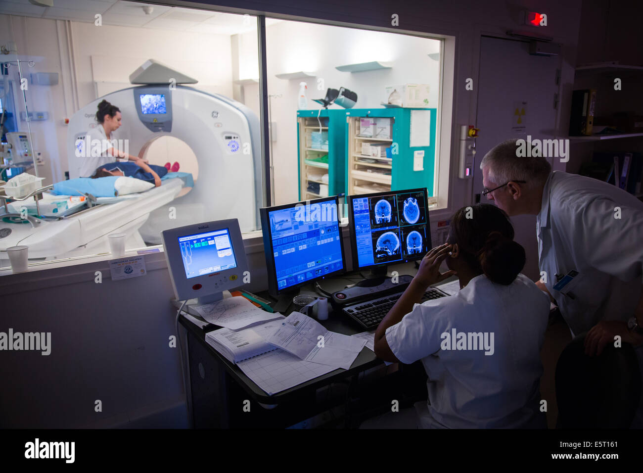 Weibliche Patienten einen CT-Scan, Croix Saint Simon Hospital, Paris, Frankreich. Stockfoto