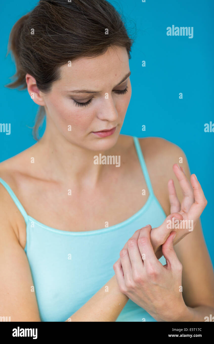 Frau leidet ein Gelenk Schmerzen in der Hand. Stockfoto