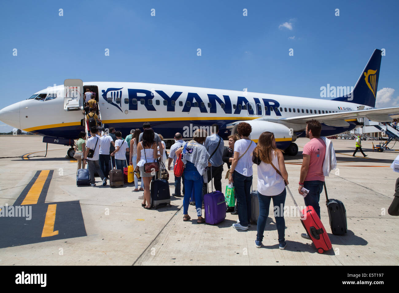 Passagiere an Bord einen Ryanair-Flug am Flughafen Sevilla Stockfoto