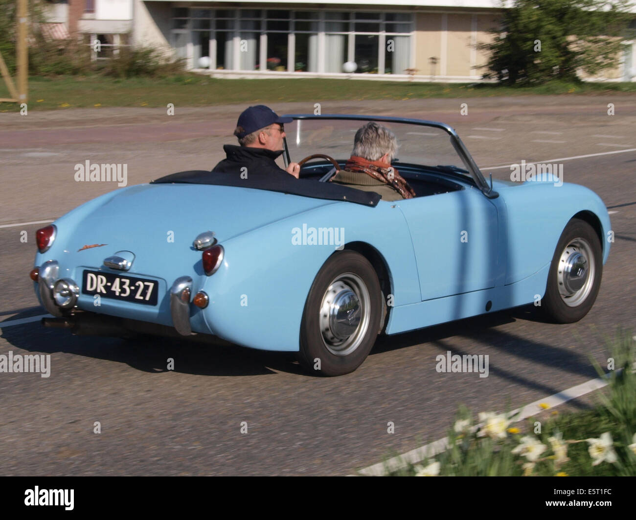 Der 1962 Austin Healey Sprite Mk 11 mit niederländischem Führerschein DR-43-27 ist ein klassischer britischer Sportwagen, der für sein kompaktes Design und seine leichte Bauweise bekannt ist und sich ideal für Autofahrer und Oldtimer-Sammler eignet. Stockfoto