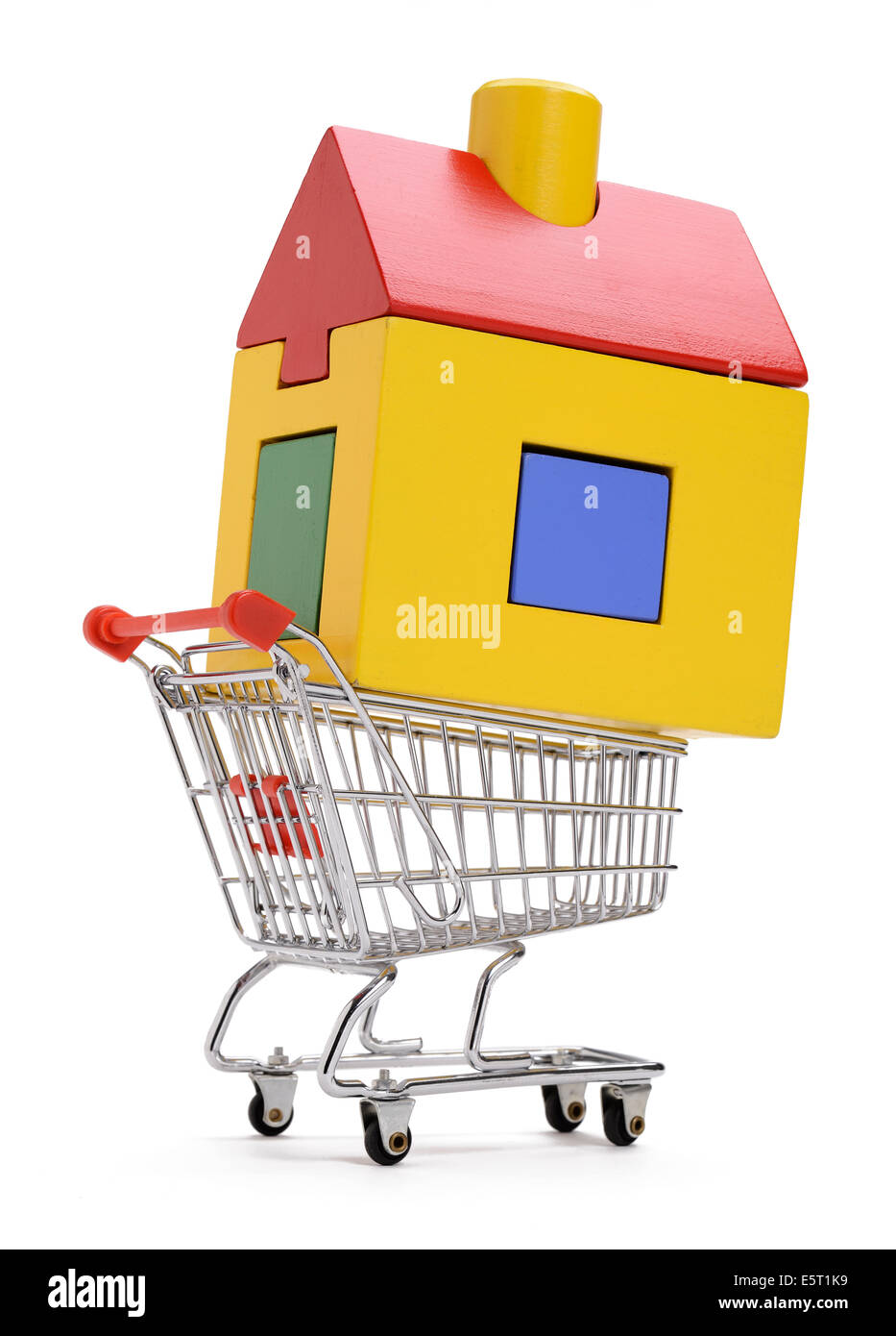 Ein Spielzeug-Holzhaus in einem Einkaufswagen Stockfoto