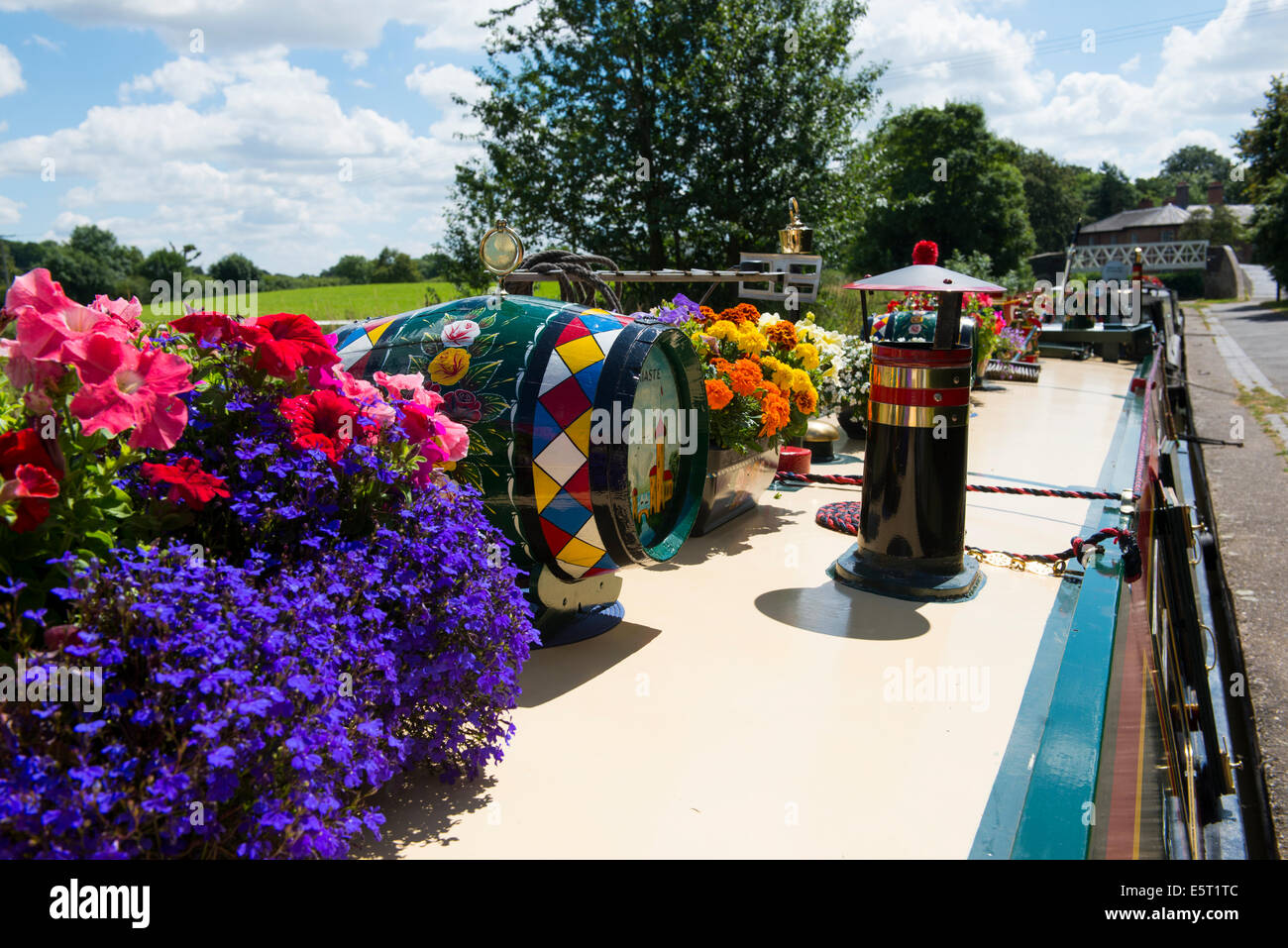 Blumen und Kanal tragen auf einem Kanalboot an Ellesmere, Shropshire, England. Stockfoto