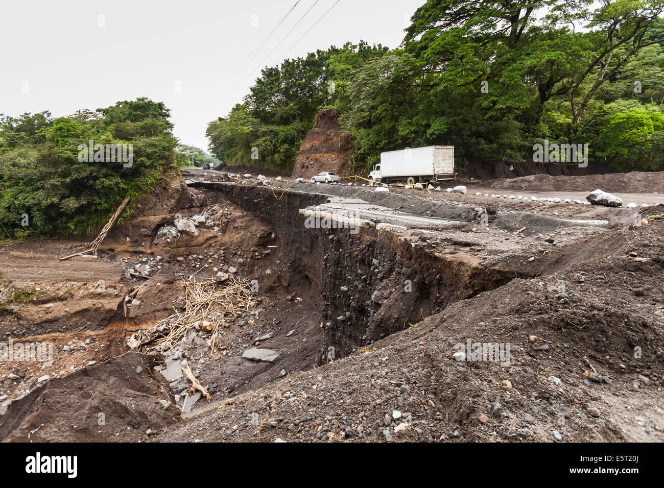 Erdrutsch von einer Straße nach Überschwemmungen in Guatemala. Stockfoto