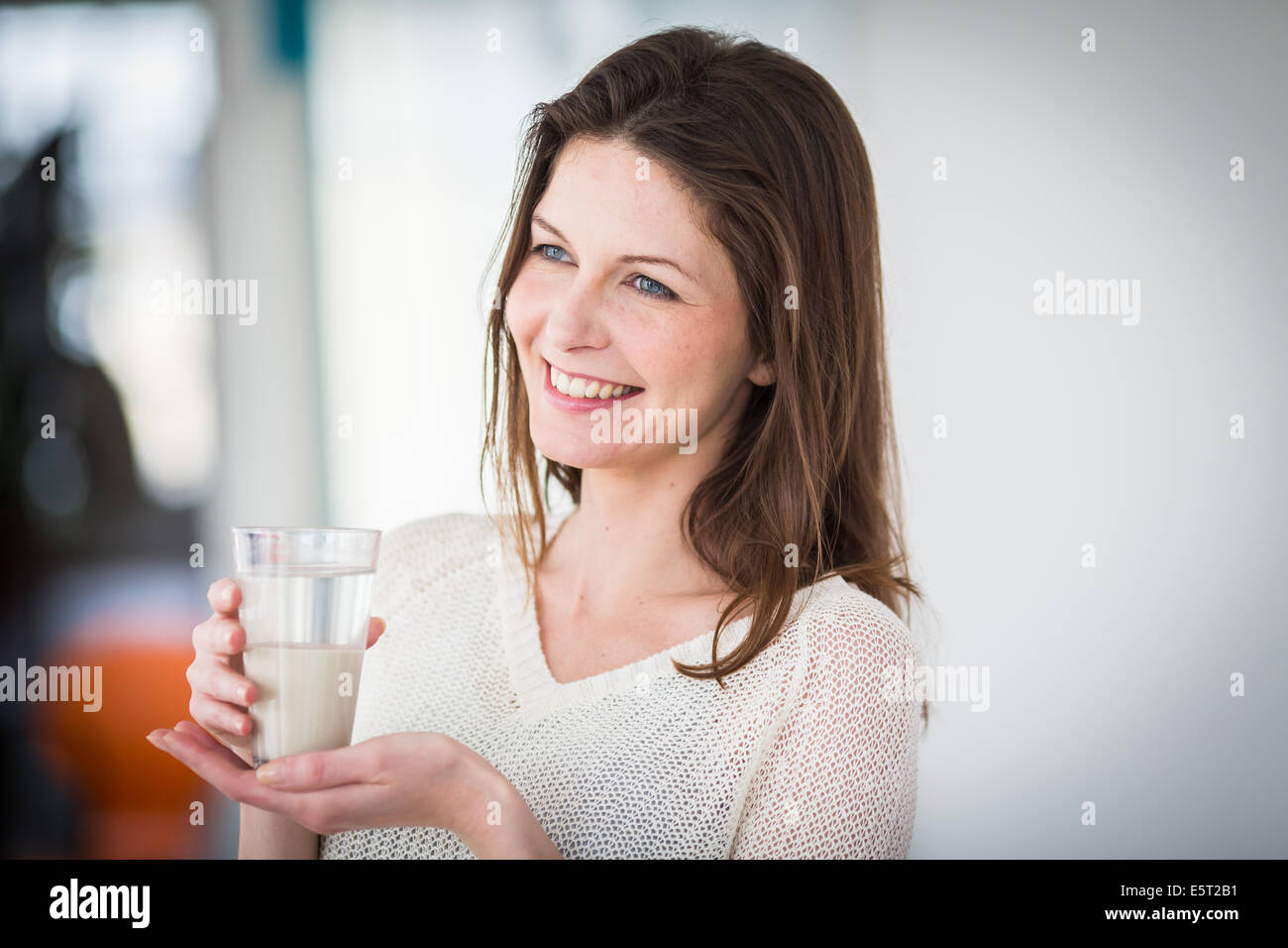 Frau trinkt Ton. Stockfoto